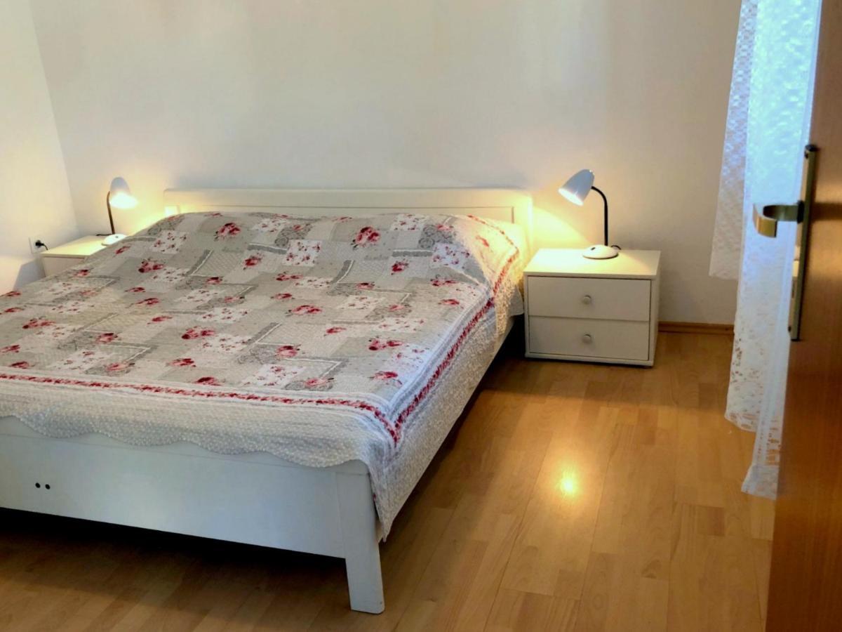 Miramar Gardenn Apartmment Banjol المظهر الخارجي الصورة